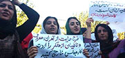 تجمع زنان در برابر مجلس در اعتراض به اسیدپاشی در اصفهان